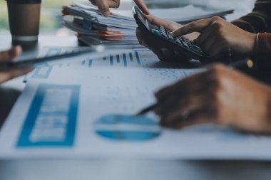 Finansal analistler, şirketlerin başarılı takım çalışmalarının sonuçlarını gösteren bir toplantıda bir dijital tablet planlama yatırım projesinin ticari mali raporlarını analiz ediyorlar..