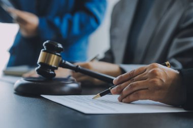 İşletme ve avukatlar ofiste yüksek rütbeli avukatlarla sözleşme belgelerini tartışıyorlar. Hukuk, hukuk hizmetleri, danışmanlık, adalet ve hukuk konsepti film tahıl etkisi ile resim