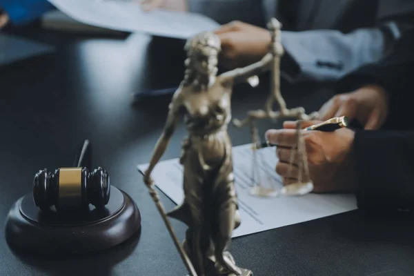 İşletme ve avukatlar ofiste yüksek rütbeli avukatlarla sözleşme belgelerini tartışıyorlar. Hukuk, hukuk hizmetleri, danışmanlık, adalet ve hukuk konsepti film tahıl etkisi ile resim