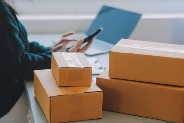 Girişimciler Küçük İşletme Bağımsız Adamlar evde çalışıyor. Ticari denetim, çevrimiçi pazarlama, paketleme, KOBİ satıcıları, konsept, e-ticaret ekibi, çevrimiçi satış için akıllı telefon ve dizüstü bilgisayar kullanın.