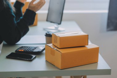 Girişimciler Küçük İşletme Bağımsız Adamlar evde çalışıyor. Ticari denetim, çevrimiçi pazarlama, paketleme, KOBİ satıcıları, konsept, e-ticaret ekibi, çevrimiçi satış için akıllı telefon ve dizüstü bilgisayar kullanın.
