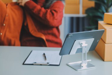 Girişimciler Küçük İşletme Bağımsız Adamlar evde çalışıyor. Ticari denetim, çevrimiçi pazarlama, paketleme, KOBİ satıcıları, konsept, e-ticaret ekibi, çevrimiçi satış için akıllı telefon ve dizüstü bilgisayar kullanın.