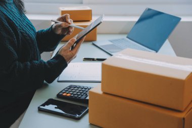 Girişimciler Küçük İşletme Bağımsız Adamlar evde çalışıyor. Ticari denetim, çevrimiçi pazarlama, paketleme, KOBİ satıcıları, konsept, e-ticaret ekibi, çevrimiçi satış için akıllı telefon ve dizüstü bilgisayar kullanın.