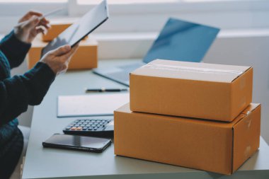 Girişimciler Küçük İşletme Bağımsız Adamlar evde çalışıyor. Ticari denetim, çevrimiçi pazarlama, paketleme, KOBİ satıcıları, konsept, e-ticaret ekibi, çevrimiçi satış için akıllı telefon ve dizüstü bilgisayar kullanın.