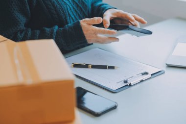 Kuruluş KOBİ küçük serbest Asyalı kadın girişimcisi kutulu bir dizüstü bilgisayar kullanarak neşeli Asyalı kadın elini online pazarlama kutusunu kaldırıyor ve KOBİ fikri sunuyor.