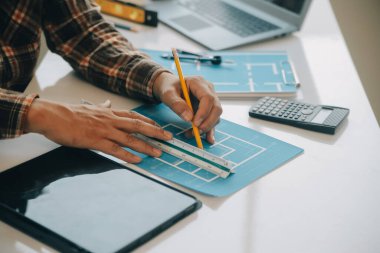 Metal Torna endüstriyel üretim fabrikasında Kişisel Bilgisayar üzerinde çalışan profesyonel makine mühendisi ekibi. Mühendis Torna Makinesi İşletme. Ürün Kalite Denetimi