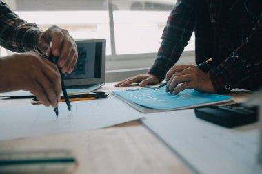 Metal Torna endüstriyel üretim fabrikasında Kişisel Bilgisayar üzerinde çalışan profesyonel makine mühendisi ekibi. Mühendis Torna Makinesi İşletme. Ürün Kalite Denetimi