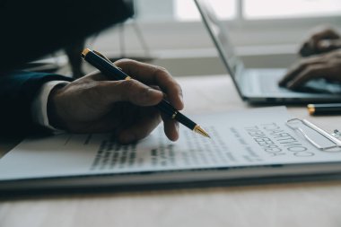 Müşteri Servisi iyi işbirliği, istişare bir işadamı ve takım müşteriyle olan erkek avukat ya da yargıç danışmak arasındaki hukuk ve yasal Hizmetleri kavramı.