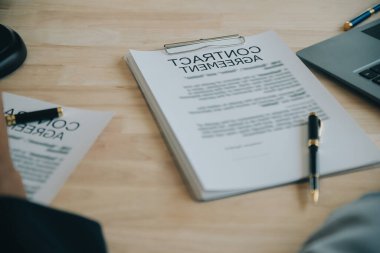 Müşteri Servisi iyi işbirliği, istişare bir işadamı ve takım müşteriyle olan erkek avukat ya da yargıç danışmak arasındaki hukuk ve yasal Hizmetleri kavramı.