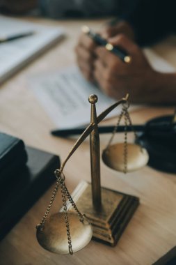 Müşteri Servisi iyi işbirliği, istişare bir işadamı ve takım müşteriyle olan erkek avukat ya da yargıç danışmak arasındaki hukuk ve yasal Hizmetleri kavramı.