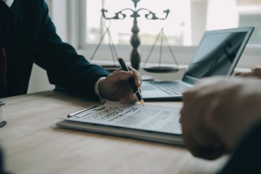 Müşteri Servisi iyi işbirliği, istişare bir işadamı ve takım müşteriyle olan erkek avukat ya da yargıç danışmak arasındaki hukuk ve yasal Hizmetleri kavramı.