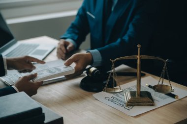Müşteri Servisi iyi işbirliği, istişare bir işadamı ve takım müşteriyle olan erkek avukat ya da yargıç danışmak arasındaki hukuk ve yasal Hizmetleri kavramı.