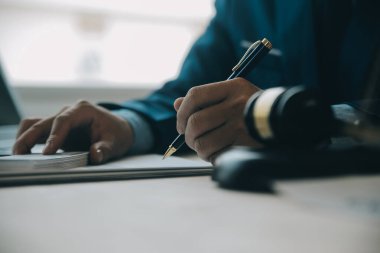 Müşteri Servisi iyi işbirliği, istişare bir işadamı ve takım müşteriyle olan erkek avukat ya da yargıç danışmak arasındaki hukuk ve yasal Hizmetleri kavramı.