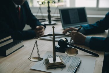 Müşteri Servisi iyi işbirliği, istişare bir işadamı ve takım müşteriyle olan erkek avukat ya da yargıç danışmak arasındaki hukuk ve yasal Hizmetleri kavramı.