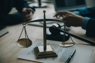 Müşteri Servisi iyi işbirliği, istişare bir işadamı ve takım müşteriyle olan erkek avukat ya da yargıç danışmak arasındaki hukuk ve yasal Hizmetleri kavramı.