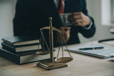 Müşteri Servisi iyi işbirliği, istişare bir işadamı ve takım müşteriyle olan erkek avukat ya da yargıç danışmak arasındaki hukuk ve yasal Hizmetleri kavramı.