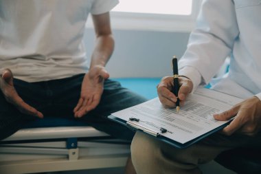 Doktor ya da fizyoterapist, rehabilitasyon merkezinde tavsiye vermek için sırt ağrısı ve omurilik bölgesini inceler..