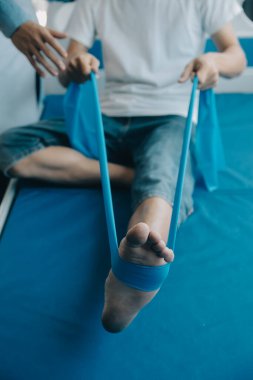 Doktor ya da fizyoterapist, rehabilitasyon merkezinde tavsiye vermek için sırt ağrısı ve omurilik bölgesini inceler..