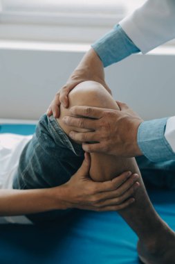 Doktor ya da fizyoterapist, rehabilitasyon merkezinde tavsiye vermek için sırt ağrısı ve omurilik bölgesini inceler..