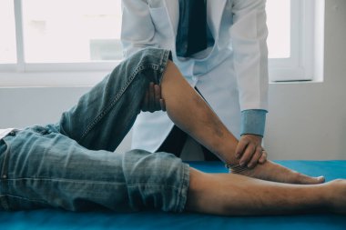 Doktor ya da fizyoterapist, rehabilitasyon merkezinde tavsiye vermek için sırt ağrısı ve omurilik bölgesini inceler..