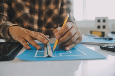 Metal Torna endüstriyel üretim fabrikasında Kişisel Bilgisayar üzerinde çalışan profesyonel makine mühendisi ekibi. Mühendis Torna Makinesi İşletme. Ürün Kalite Denetimi