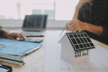 Metal Torna endüstriyel üretim fabrikasında Kişisel Bilgisayar üzerinde çalışan profesyonel makine mühendisi ekibi. Mühendis Torna Makinesi İşletme. Ürün Kalite Denetimi