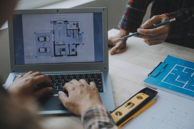 Metal Torna endüstriyel üretim fabrikasında Kişisel Bilgisayar üzerinde çalışan profesyonel makine mühendisi ekibi. Mühendis Torna Makinesi İşletme. Ürün Kalite Denetimi