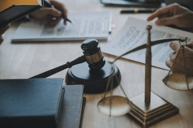 Müşteri Servisi iyi işbirliği, istişare bir işadamı ve takım müşteriyle olan erkek avukat ya da yargıç danışmak arasındaki hukuk ve yasal Hizmetleri kavramı.