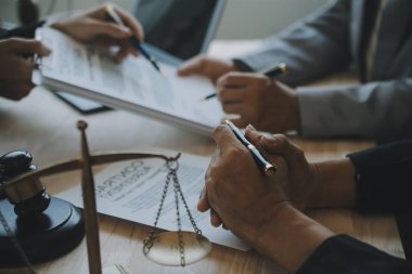 Müşteri Servisi iyi işbirliği, istişare bir işadamı ve takım müşteriyle olan erkek avukat ya da yargıç danışmak arasındaki hukuk ve yasal Hizmetleri kavramı.