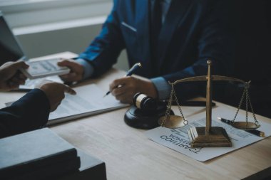 Müşteri Servisi iyi işbirliği, istişare bir işadamı ve takım müşteriyle olan erkek avukat ya da yargıç danışmak arasındaki hukuk ve yasal Hizmetleri kavramı.