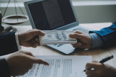 Müşteri Servisi iyi işbirliği, istişare bir işadamı ve takım müşteriyle olan erkek avukat ya da yargıç danışmak arasındaki hukuk ve yasal Hizmetleri kavramı.