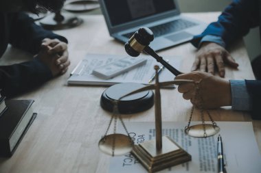 Müşteri Servisi iyi işbirliği, istişare bir işadamı ve takım müşteriyle olan erkek avukat ya da yargıç danışmak arasındaki hukuk ve yasal Hizmetleri kavramı.