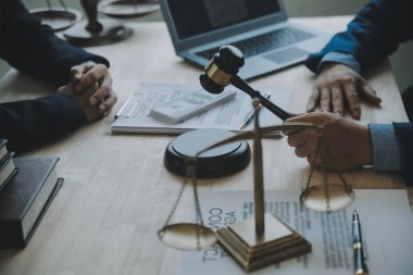 Müşteri Servisi iyi işbirliği, istişare bir işadamı ve takım müşteriyle olan erkek avukat ya da yargıç danışmak arasındaki hukuk ve yasal Hizmetleri kavramı.