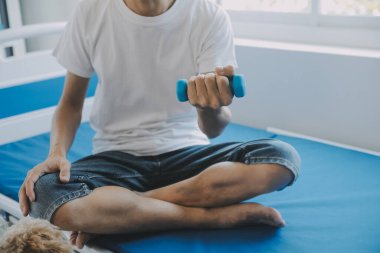 Doktor ya da fizyoterapist, rehabilitasyon merkezinde tavsiye vermek için sırt ağrısı ve omurilik bölgesini inceler..