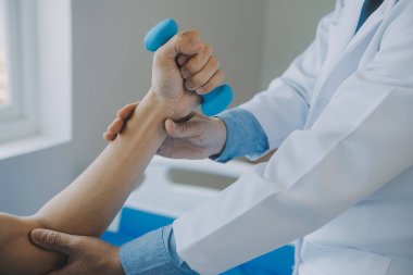 Doktor ya da fizyoterapist, rehabilitasyon merkezinde tavsiye vermek için sırt ağrısı ve omurilik bölgesini inceler..