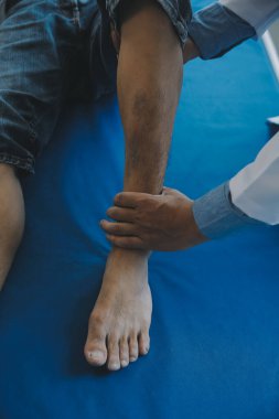 Doktor ya da fizyoterapist, rehabilitasyon merkezinde tavsiye vermek için sırt ağrısı ve omurilik bölgesini inceler..