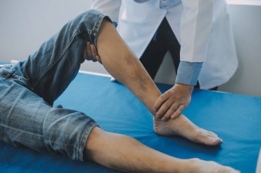 Doktor ya da fizyoterapist, rehabilitasyon merkezinde tavsiye vermek için sırt ağrısı ve omurilik bölgesini inceler..
