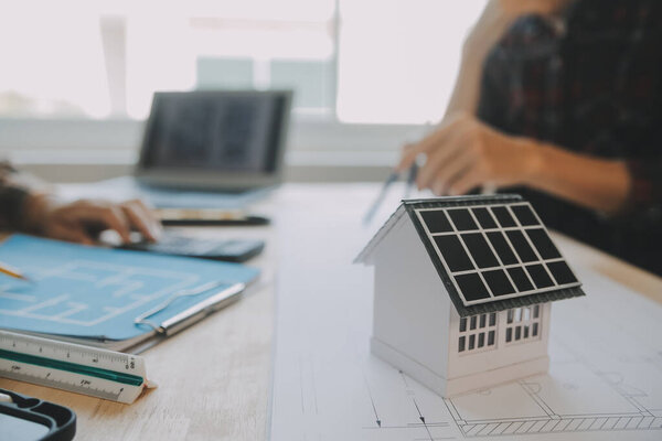 Профессиональная команда инженеров-механиков работает на персональном компьютере на заводе по производству токарных станков. Инженер, работающий токарным станком. Проверка качества продукции