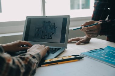 Metal Torna endüstriyel üretim fabrikasında Kişisel Bilgisayar üzerinde çalışan profesyonel makine mühendisi ekibi. Mühendis Torna Makinesi İşletme. Ürün Kalite Denetimi