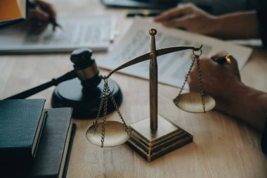 Müşteri Servisi iyi işbirliği, istişare bir işadamı ve takım müşteriyle olan erkek avukat ya da yargıç danışmak arasındaki hukuk ve yasal Hizmetleri kavramı.