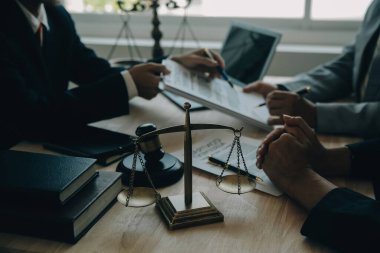 Müşteri Servisi iyi işbirliği, istişare bir işadamı ve takım müşteriyle olan erkek avukat ya da yargıç danışmak arasındaki hukuk ve yasal Hizmetleri kavramı.