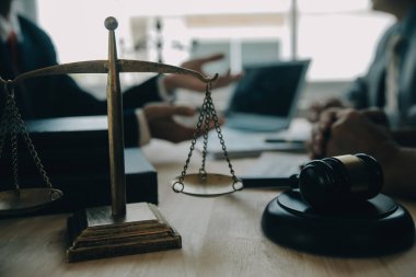 Müşteri Servisi iyi işbirliği, istişare bir işadamı ve takım müşteriyle olan erkek avukat ya da yargıç danışmak arasındaki hukuk ve yasal Hizmetleri kavramı.