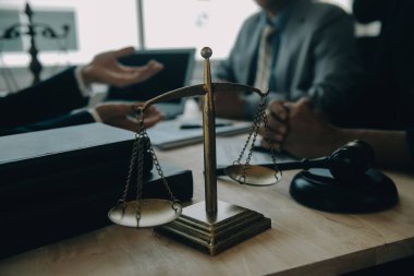 Müşteri Servisi iyi işbirliği, istişare bir işadamı ve takım müşteriyle olan erkek avukat ya da yargıç danışmak arasındaki hukuk ve yasal Hizmetleri kavramı.