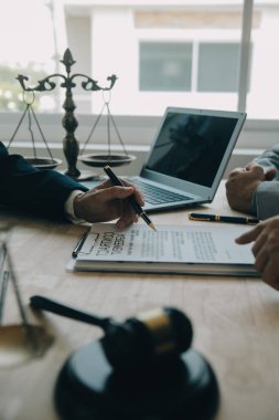 Müşteri Servisi iyi işbirliği, istişare bir işadamı ve takım müşteriyle olan erkek avukat ya da yargıç danışmak arasındaki hukuk ve yasal Hizmetleri kavramı.