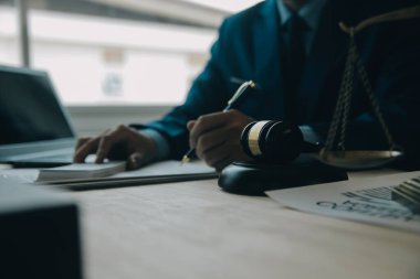 Müşteri Servisi iyi işbirliği, istişare bir işadamı ve takım müşteriyle olan erkek avukat ya da yargıç danışmak arasındaki hukuk ve yasal Hizmetleri kavramı.