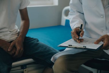 Doktor ya da fizyoterapist, rehabilitasyon merkezinde tavsiye vermek için sırt ağrısı ve omurilik bölgesini inceler..