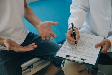 Doktor ya da fizyoterapist, rehabilitasyon merkezinde tavsiye vermek için sırt ağrısı ve omurilik bölgesini inceler..