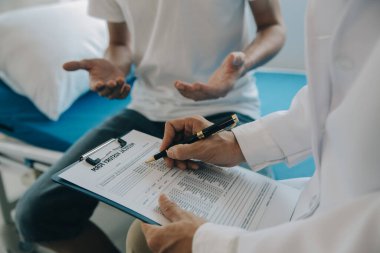 Doktor ya da fizyoterapist, rehabilitasyon merkezinde tavsiye vermek için sırt ağrısı ve omurilik bölgesini inceler..