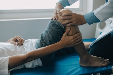 Doktor ya da fizyoterapist, rehabilitasyon merkezinde tavsiye vermek için sırt ağrısı ve omurilik bölgesini inceler..