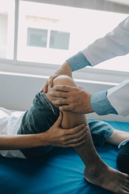 Doktor ya da fizyoterapist, rehabilitasyon merkezinde tavsiye vermek için sırt ağrısı ve omurilik bölgesini inceler..